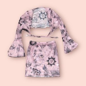 3 piece set. Purple set is mesh so I pair it with a all black slip size L